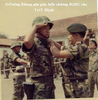 Tr/Tướng Khang gắn giy biểu chương BQHC cho Tr/T Định